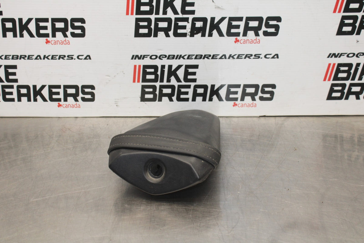 22-25 YAMAHA YZF R7 REAR BACK PASSENGER TANDEM SEAT PAD SADDLE PILLION BB769