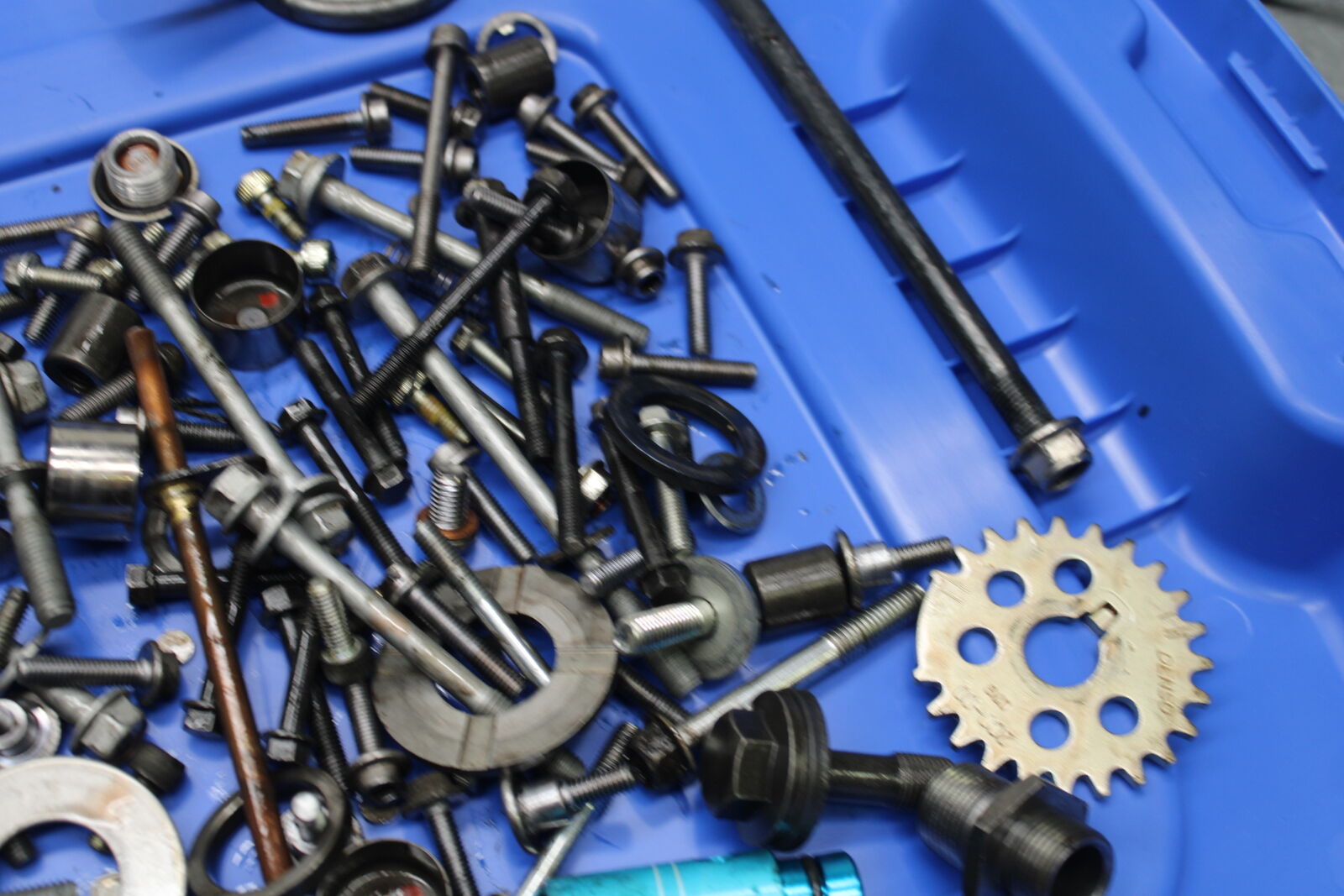 06 YAMAHA YZF R6 MOUNTING BOLTS HARDWARE MOTOR SCREWS BB716
