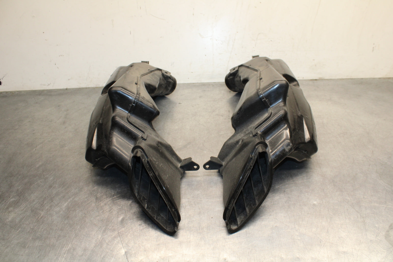 09 SUZUKI GSXR600 RIGHT LEFT AIR INTAKE DUCTS BB759