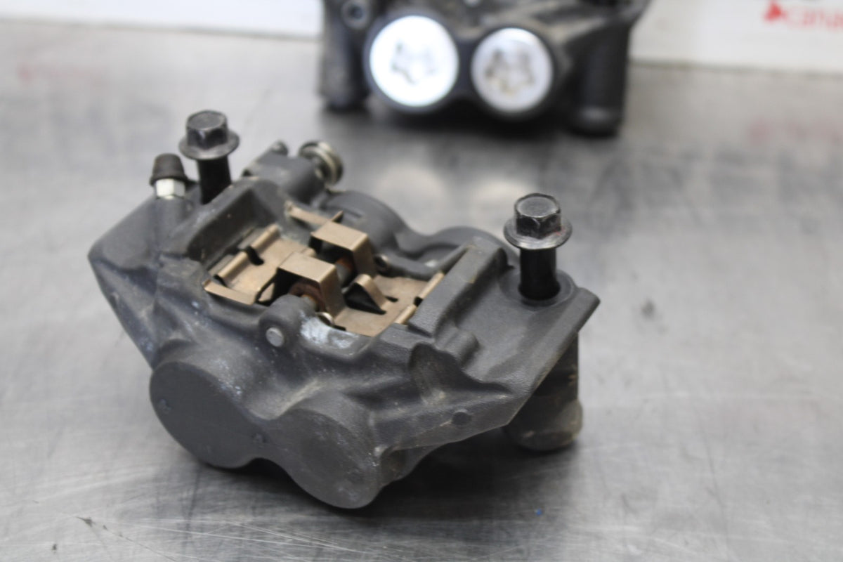 17 YAMAHA YZF R6 RIGHT LEFT FRONT BRAKE CALIPER SET PAIR CALIPERS BB922