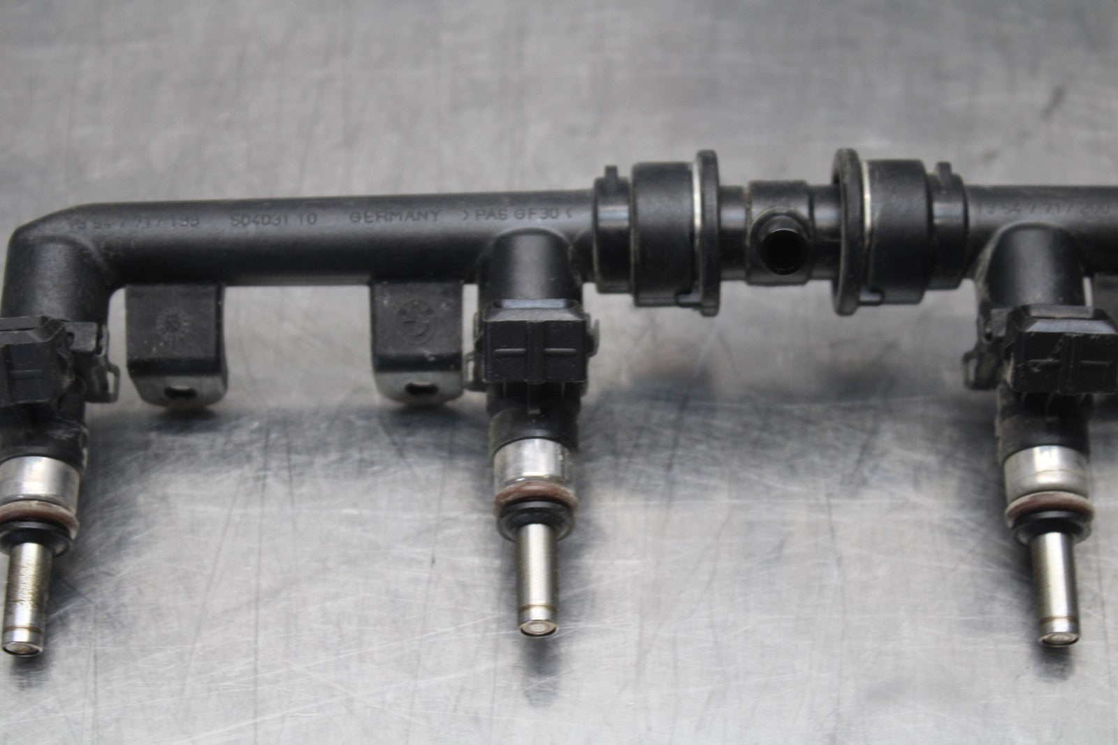 12-14 BMW S1000RR SECONDARY FUEL INJECTORS TOP AIRBOX GAS RAIL BB204