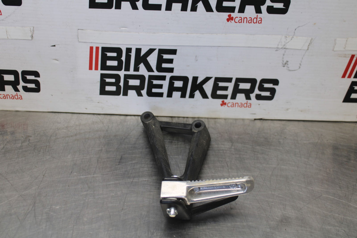 23 YAMAHA YZF R3 LEFT REAR BACK PASSENGER PEG BB147-B