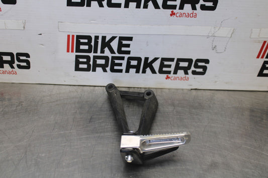 23 YAMAHA YZF R3 LEFT REAR BACK PASSENGER PEG BB147-B