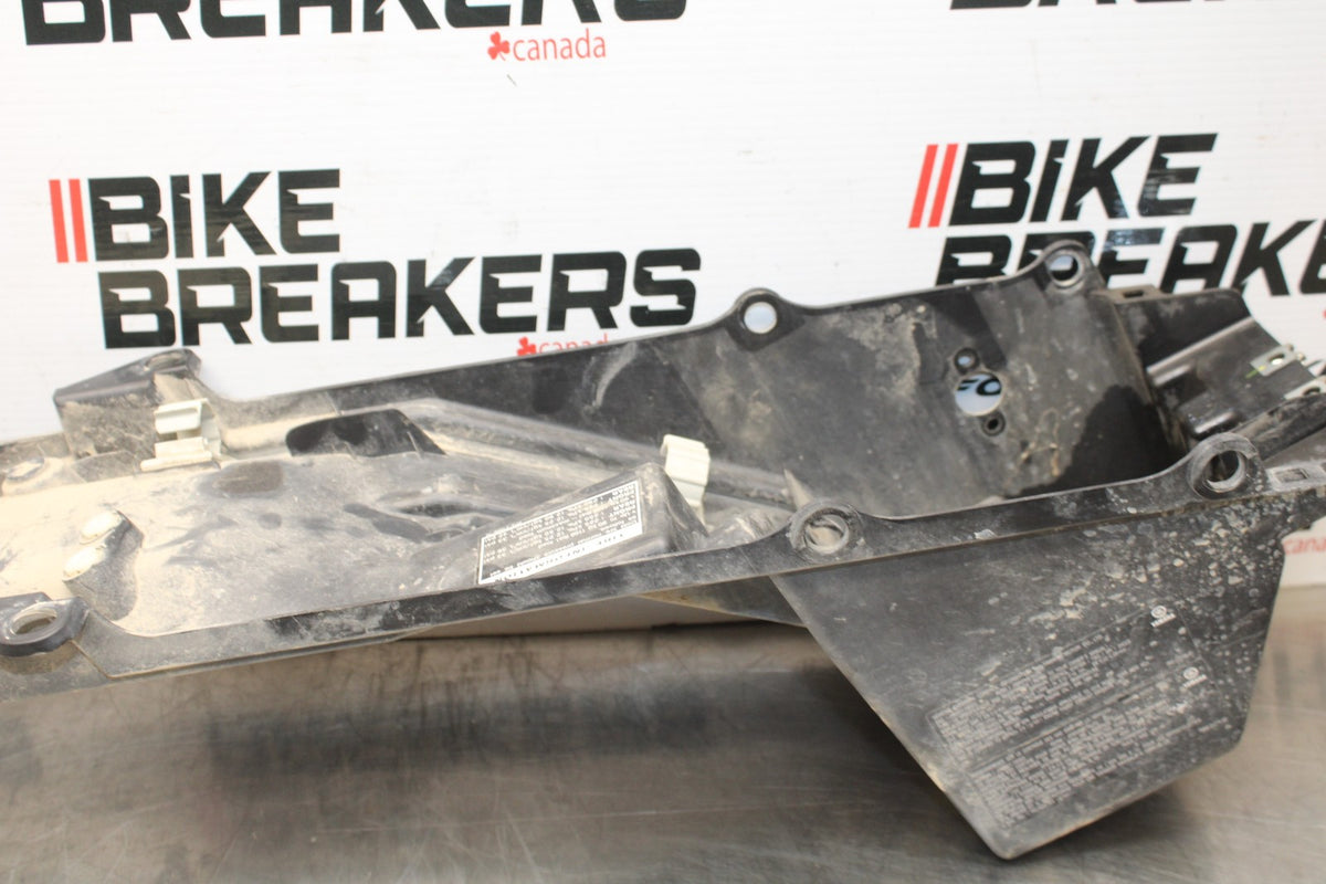 18 YAMAHA SUPER TENERE REAR BACK TAIL UNDERTAIL BATTERY TRAY PLASTIC BB832