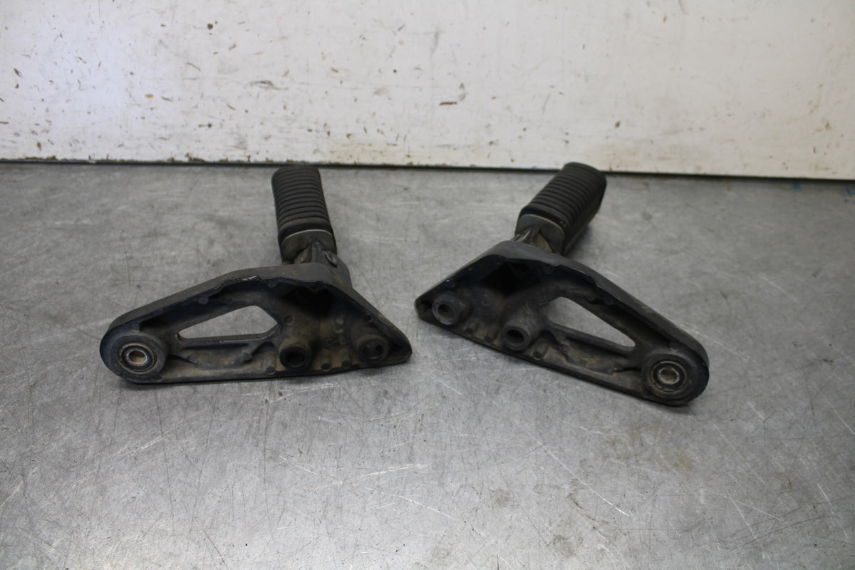 85-86 SUZUKI MADURA 1200 REAR PASSENGER FOOT STEP PEG  BB691