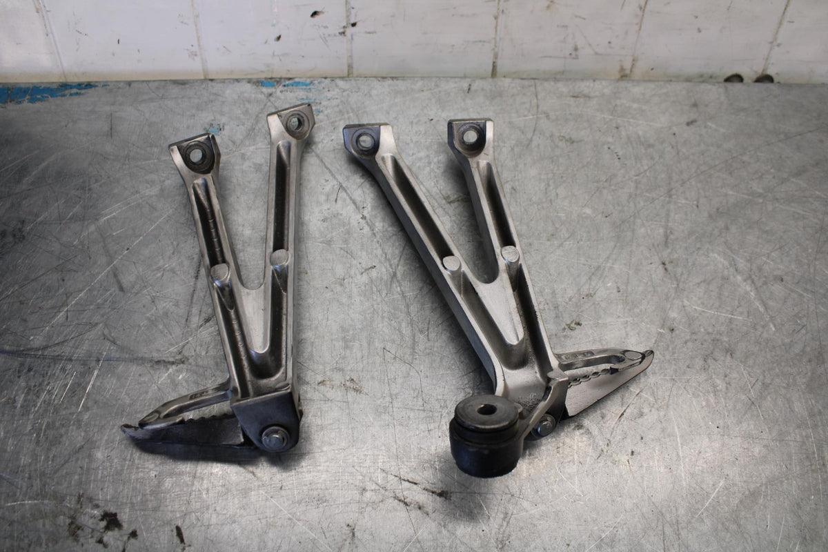 15-21 SUZUKI GSXR600 REAR BACK PASSENGER PEG SET PAIR BB437
