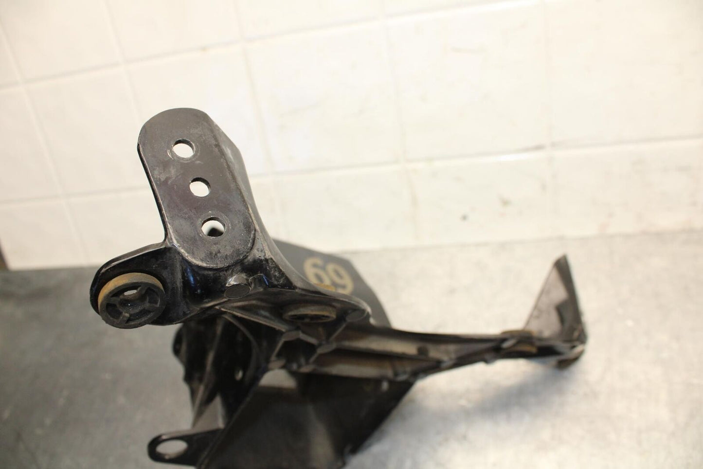07 YAMAHA YZF R6 2c0 FAIRING MIRROR GAUGES STAY BRACKET 2C0-28356-00-00 BB75