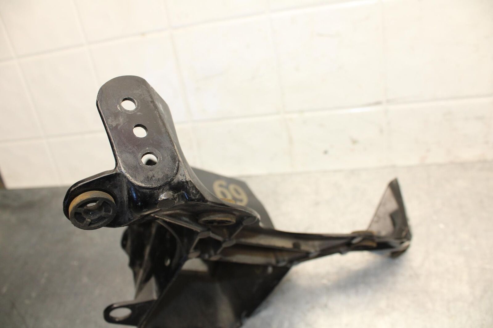 07 YAMAHA YZF R6 2c0 FAIRING MIRROR GAUGES STAY BRACKET 2C0-28356-00-00 BB75