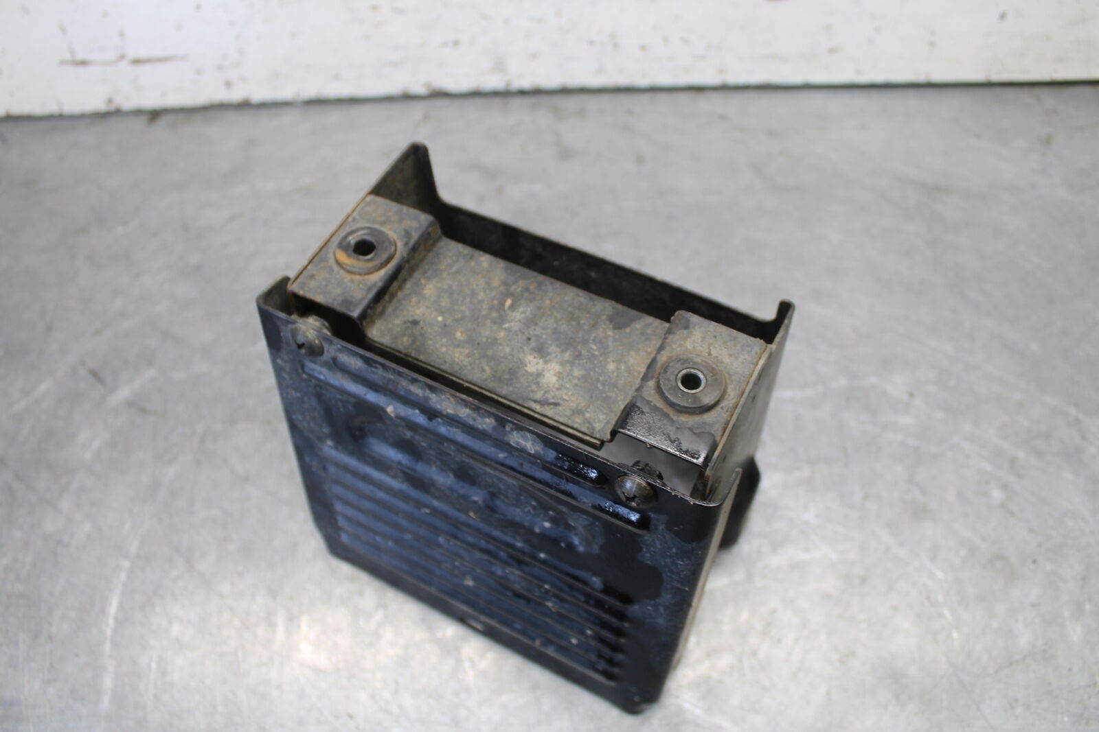 05-09 SUZUKI BOULEVARD C90 BATTERY TRAY BOX HOLDER BB692