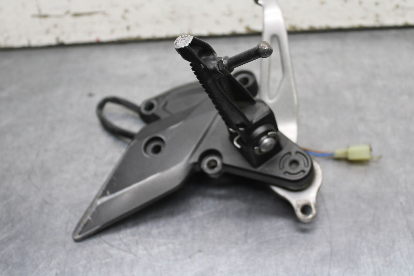 12-13 KAWASAKI Z1000 RIGHT REARSET REAR SET DRIVER FOOT PEG REST STOP BB743