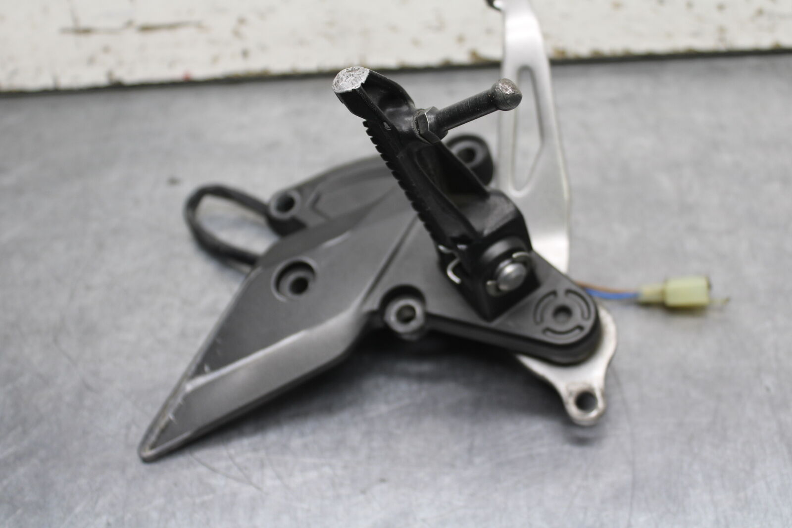 12-13 KAWASAKI Z1000 RIGHT REARSET REAR SET DRIVER FOOT PEG REST STOP BB743