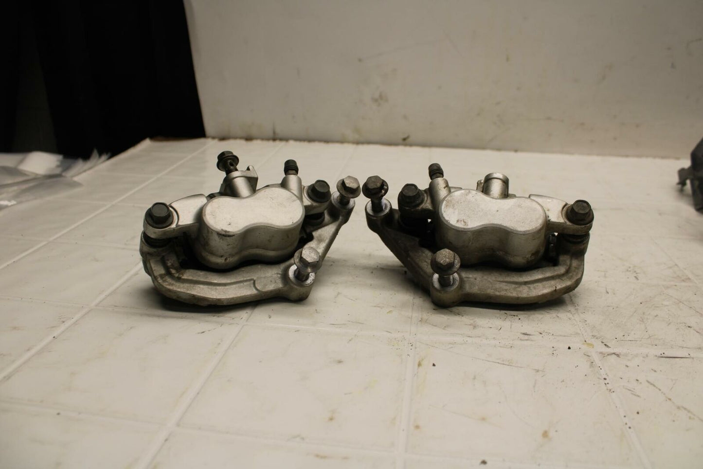 07-08 YAMAHA V STAR 1100 RIGHT LEFT FRONT BRAKE CALIPER SET PAIR CALIPERS BB404