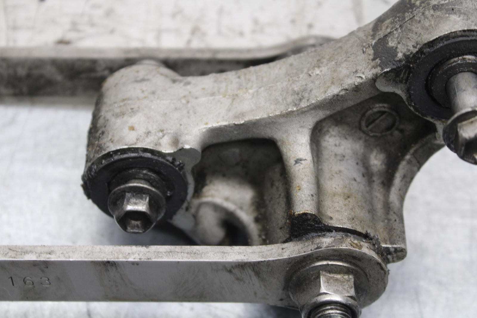 2000 Kawasaki Ninja ZX9R ZX900F REAR DOGBONE SHOCK LINKAGE LINK 39007-1287 BB70