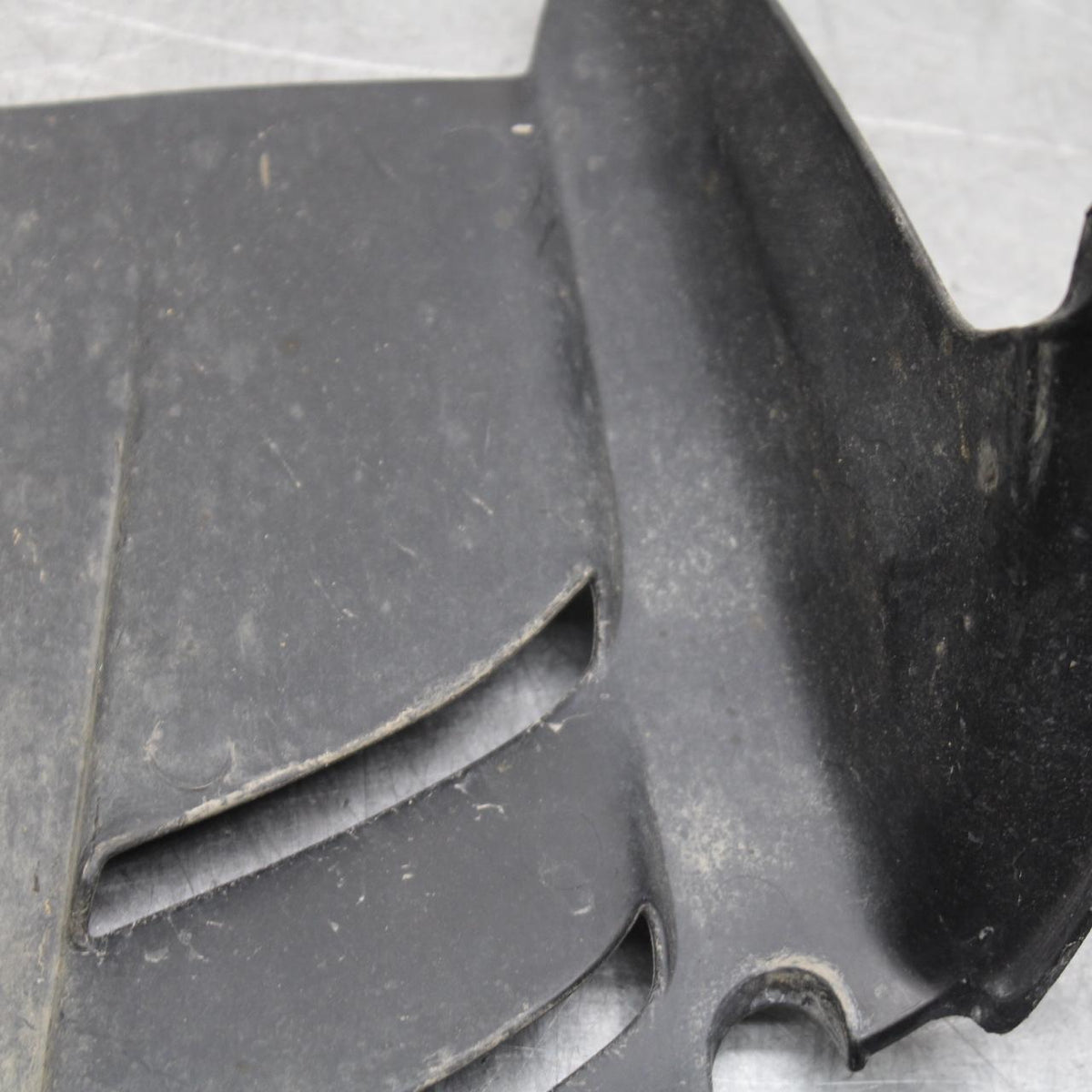 21 KAWASAKI NINJA ZX6R REAR BACK WHEEL TIRE HUGGER FENDER 35023-0171 BB647