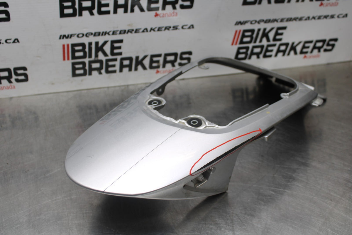 06-07 SUZUKI GSXR 600 CENTER REAR BACK TAIL FAIRING COWL BB822