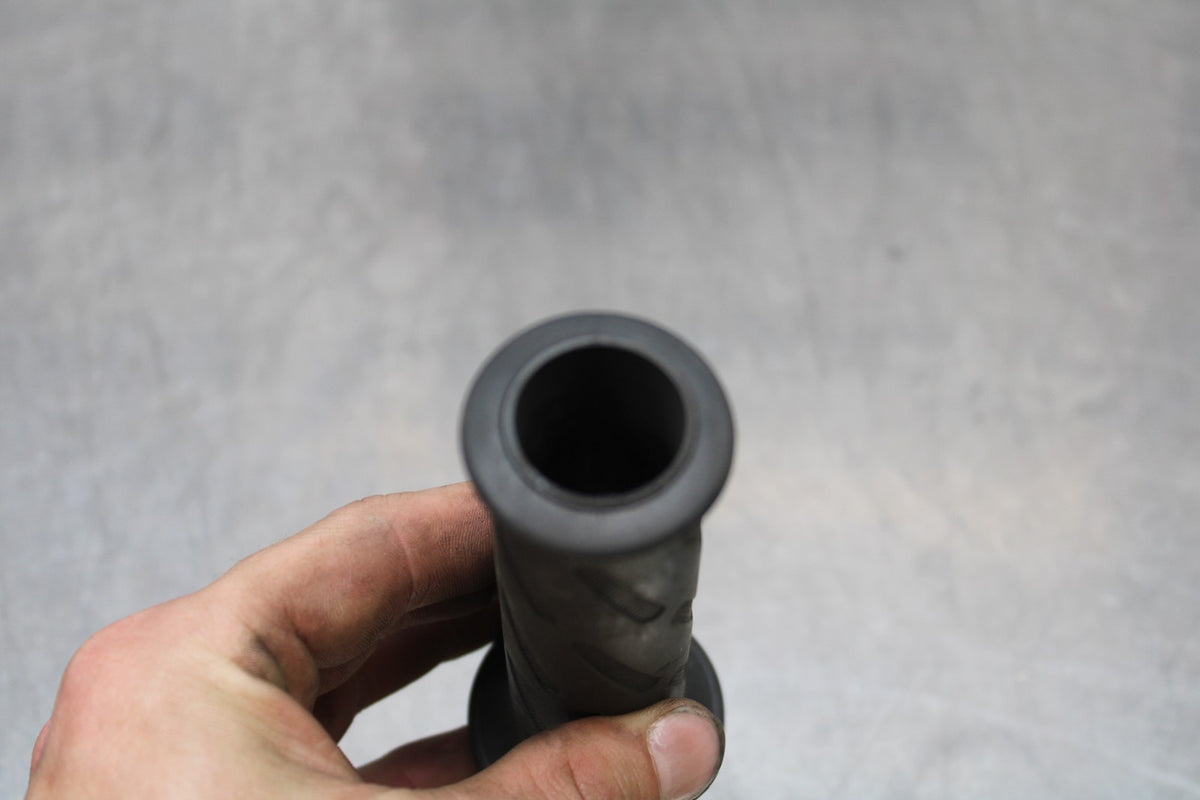 06-07 SUZUKI GSXR 600 RIGHT THROTTLE TUBE GRIP BB170