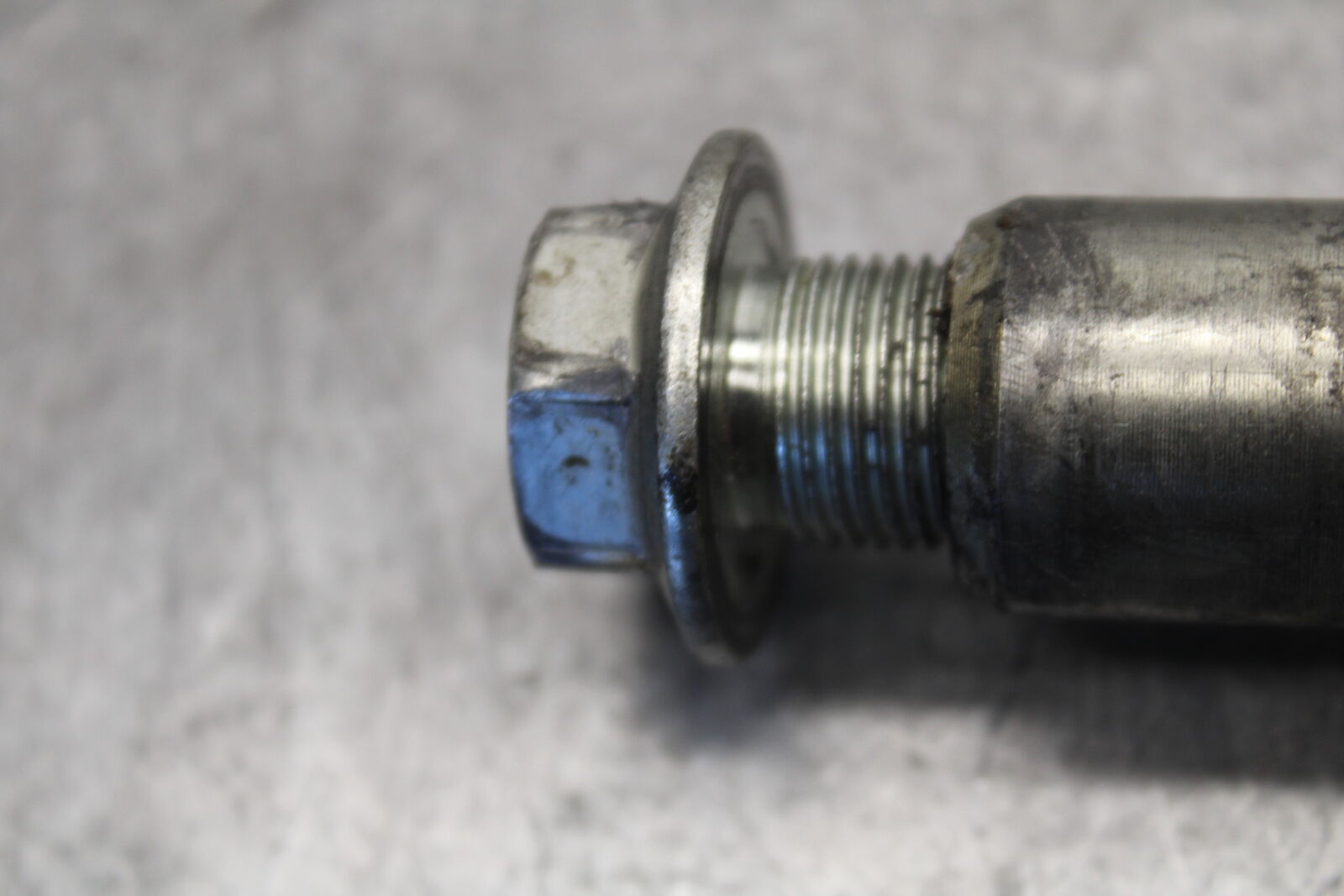 05-06 SUZUKI GSXR1000 FRONT WHEEL RIM AXLE PIVOT BOLT 54711-41G00 BB663