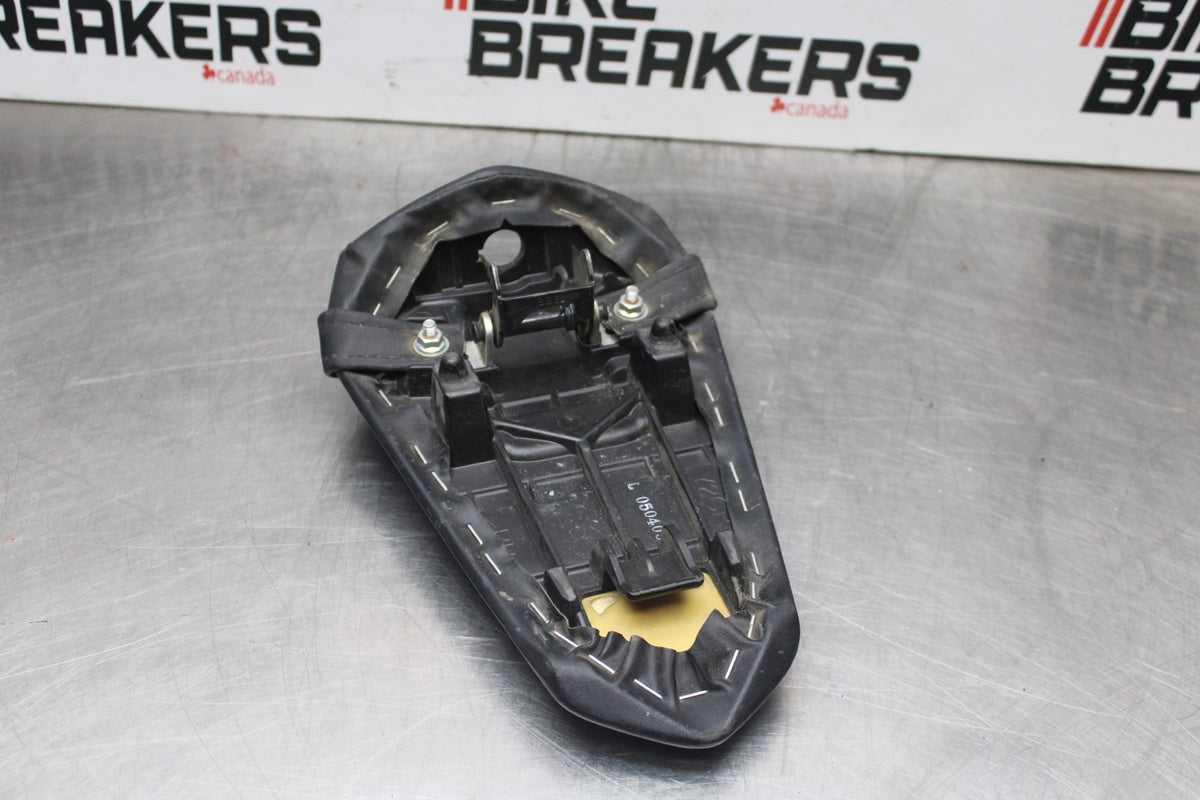 22-25 YAMAHA YZF R7 REAR BACK PASSENGER TANDEM SEAT PAD SADDLE PILLION BB769