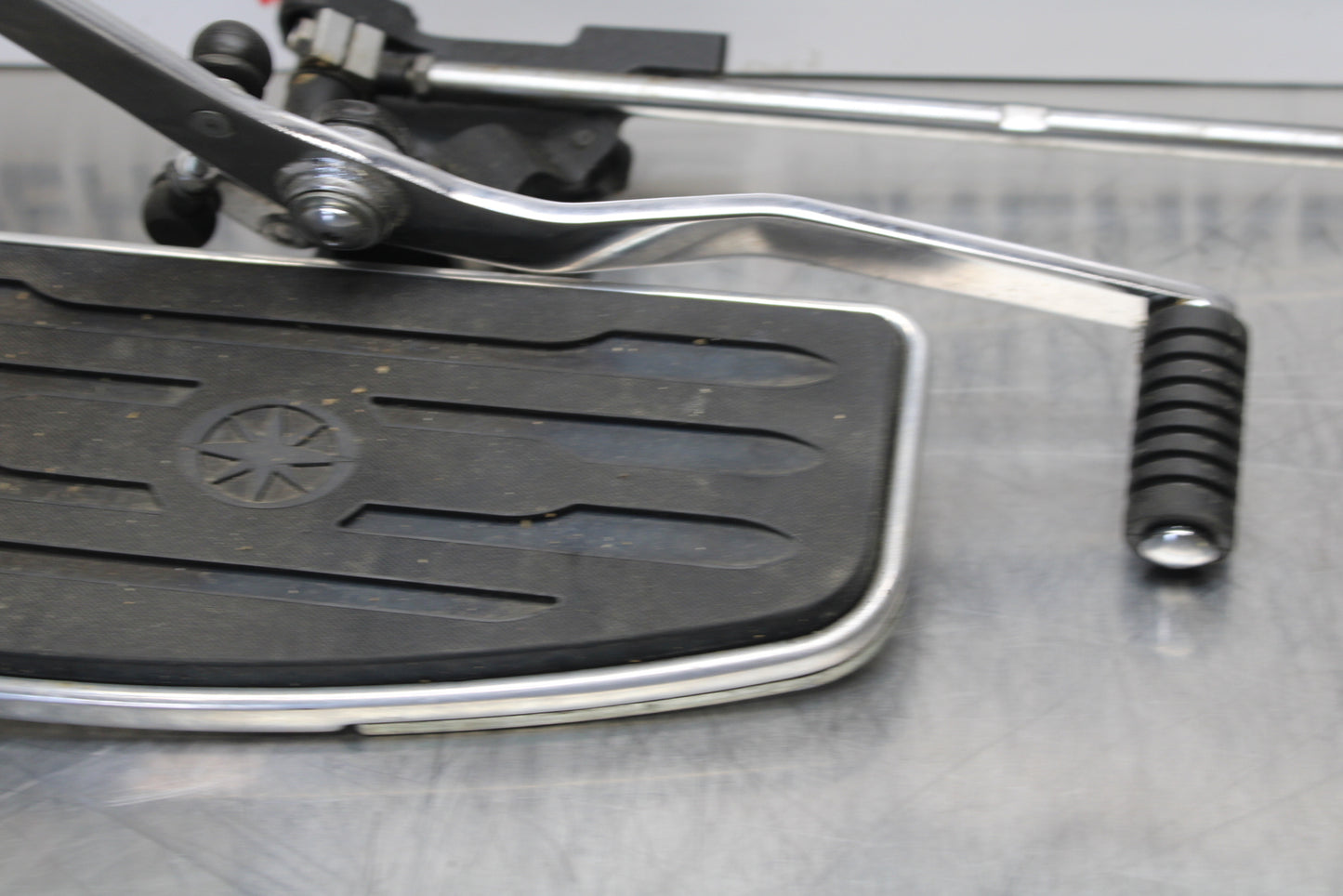 09 YAMAHA ROYAL STAR XVZ1300TF VENTURE LEFT FRONT FOOT REST PEG STEP BB151