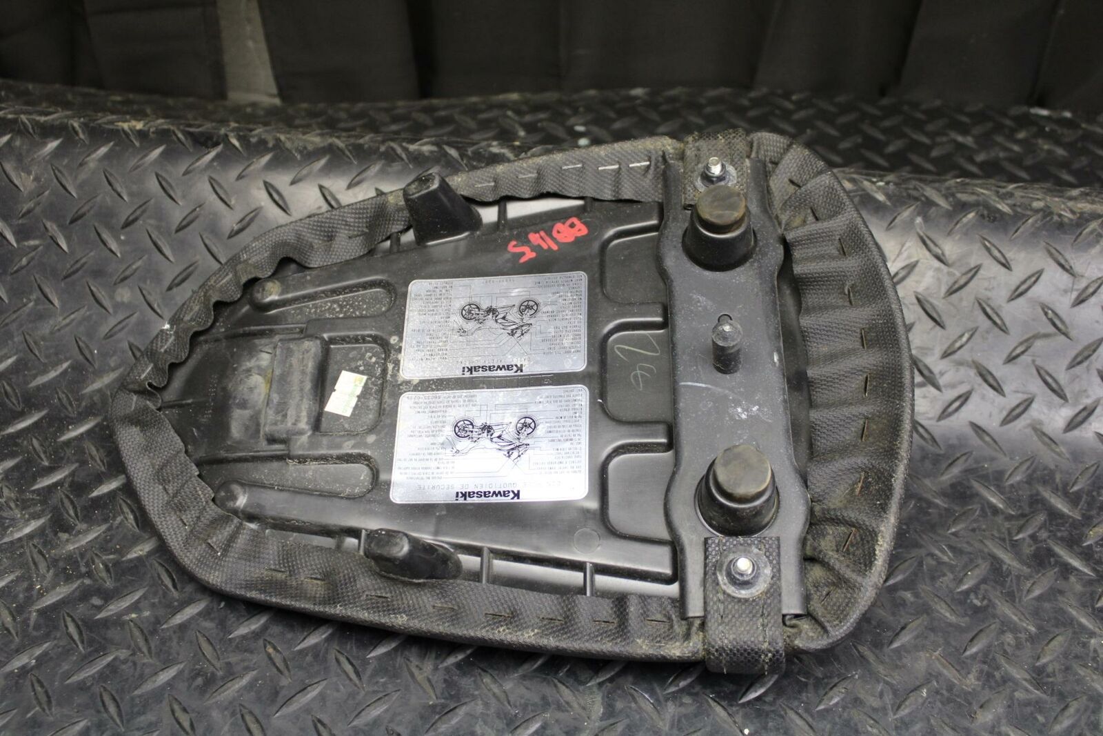 08-12 KAWASAKI NINJA 250R EX250J REAR BACK PASSENGER  SEAT PAD SADDLE bb165