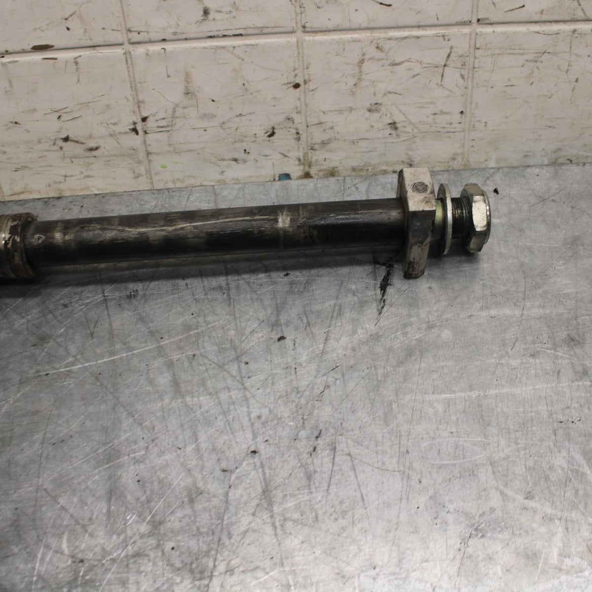 08-10 SUZUKI GSXR750 REAR AXLE BACK WHEEL RIM PIVOT BOLT AXEL 64711-49G00 bb476