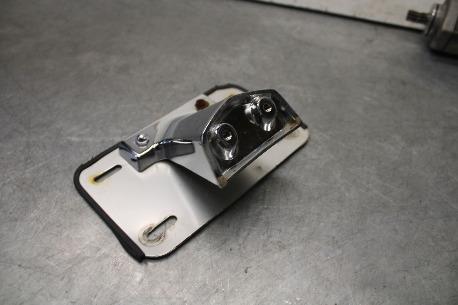 05-09 SUZUKI BOULEVARD C90 LICENSE PLATE LIGHT BB692