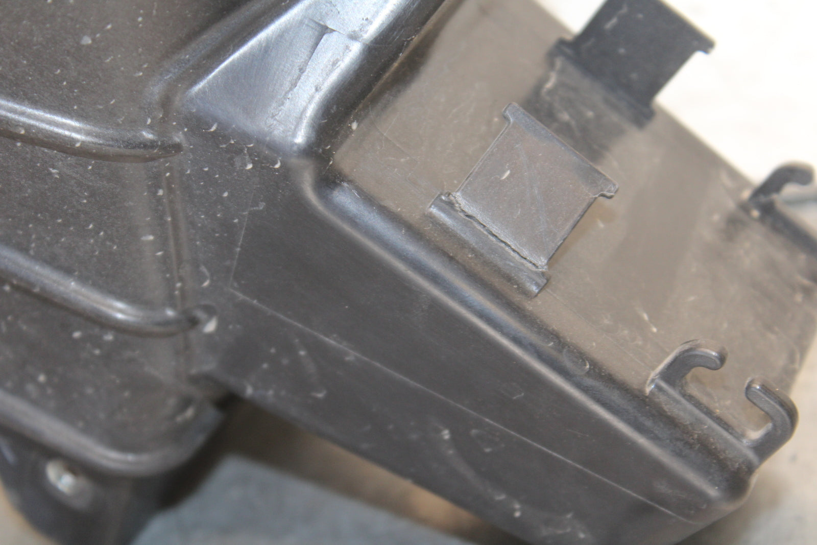 09-12 KAWASAKI NINJA ZX6R UPPER FAIRING MIRROR GAUGES STAY BRACKET BB698