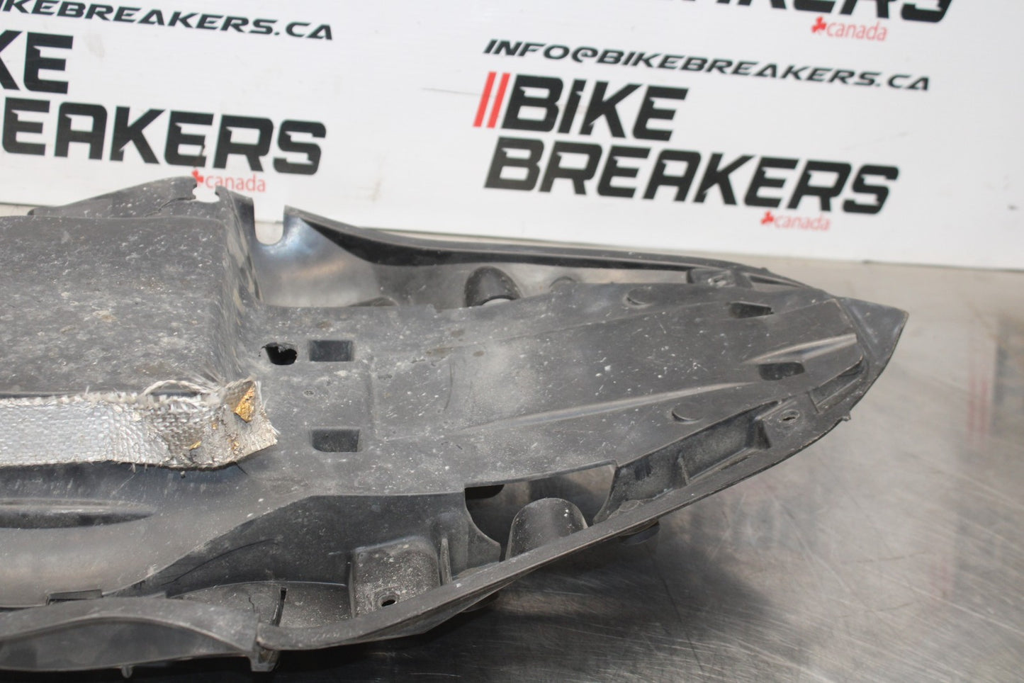 07-08 KAWASAKI NINJA ZX6R REAR BACK TAIL UNDERTAIL BATTERY TRAY PLASTIC BB203