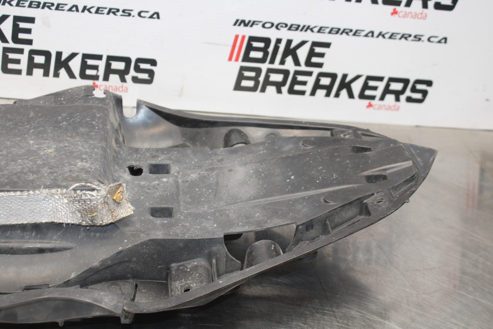 07-08 KAWASAKI NINJA ZX6R REAR BACK TAIL UNDERTAIL BATTERY TRAY PLASTIC BB203