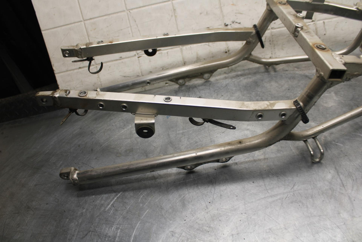 1998 Suzuki TL1000S REAR BACK TAIL SUBFRAME SUB FRAME BB508