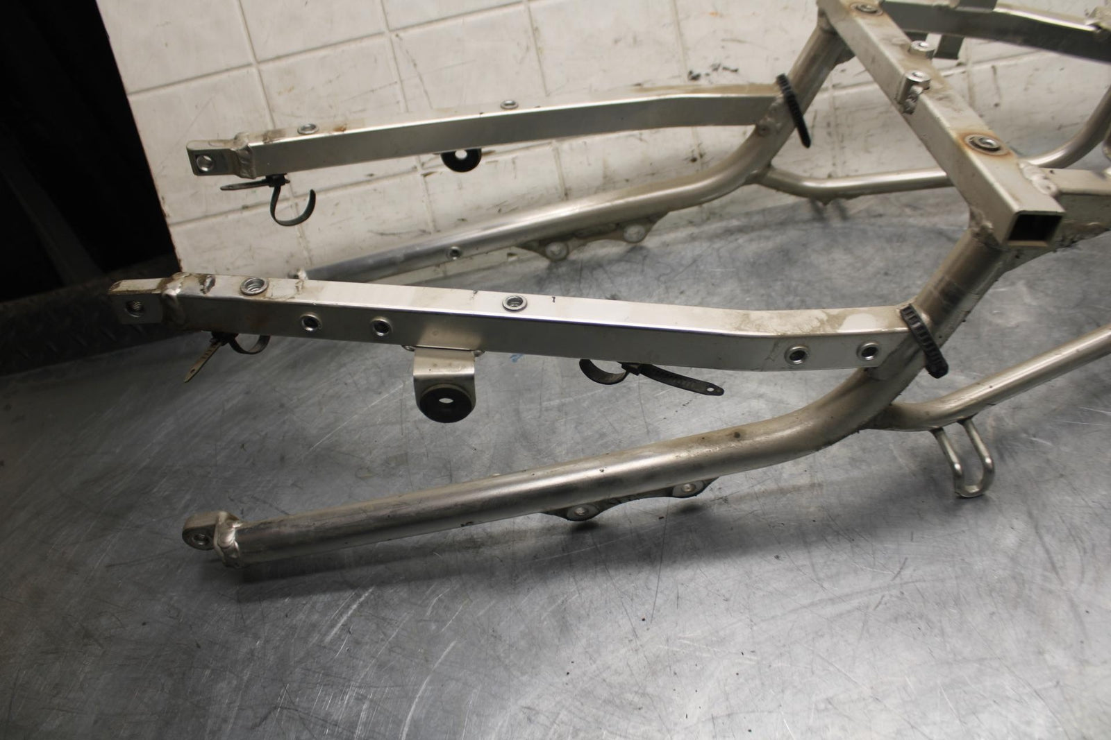 1998 Suzuki TL1000S REAR BACK TAIL SUBFRAME SUB FRAME BB508