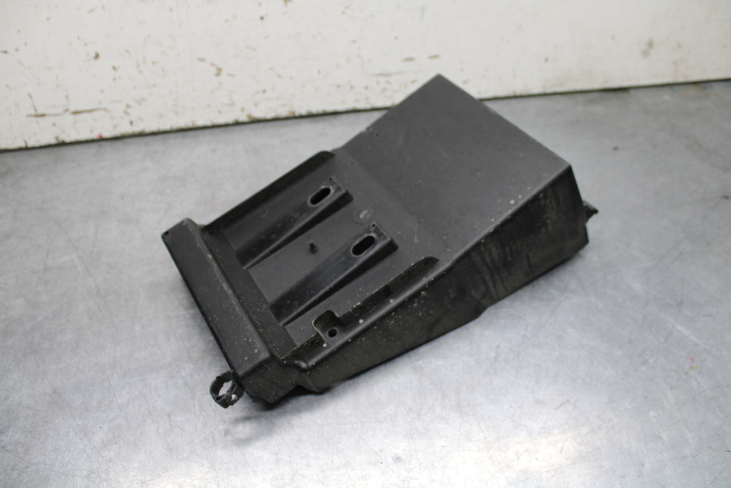 24 KAWASAKI NINJA 500 ABS REAR BACK TAIL UNDERTAIL BATTERY TRAY PLASTIC BB730