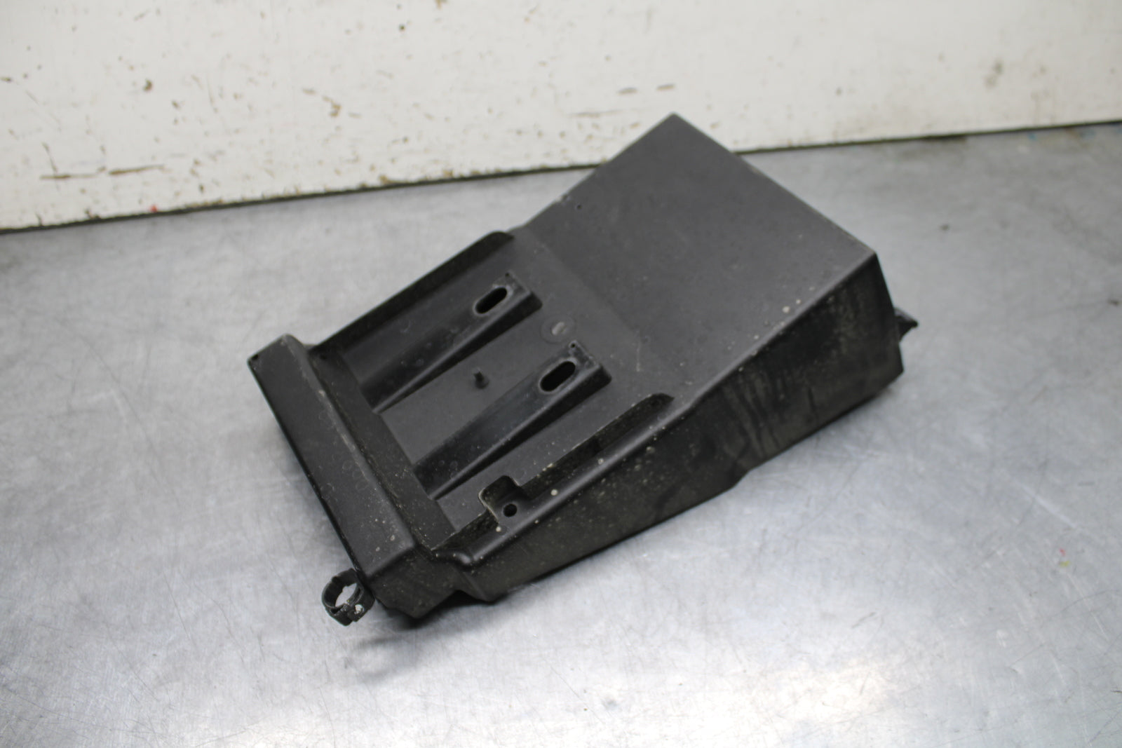 24 KAWASAKI NINJA 500 ABS REAR BACK TAIL UNDERTAIL BATTERY TRAY PLASTIC BB730