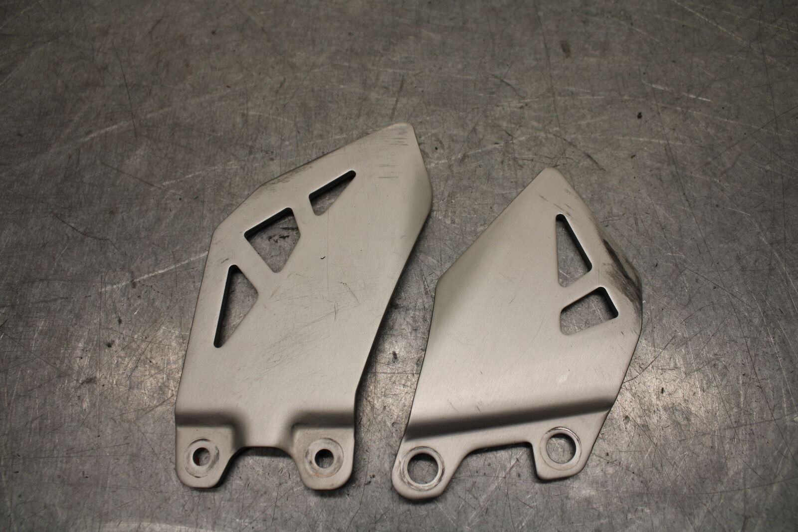 16 KAWASAKI NINJA ZX10R RIGHT LEFT PAIR HEEL GUARD COVER  BB650