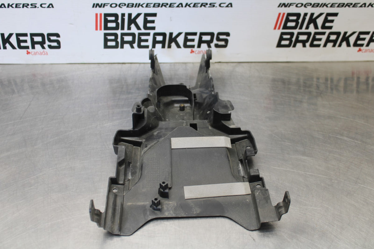 18 SUZUKI GSXR1000 REAR BACK TAIL UNDERTAIL FAIRING COWL FENDER BB00