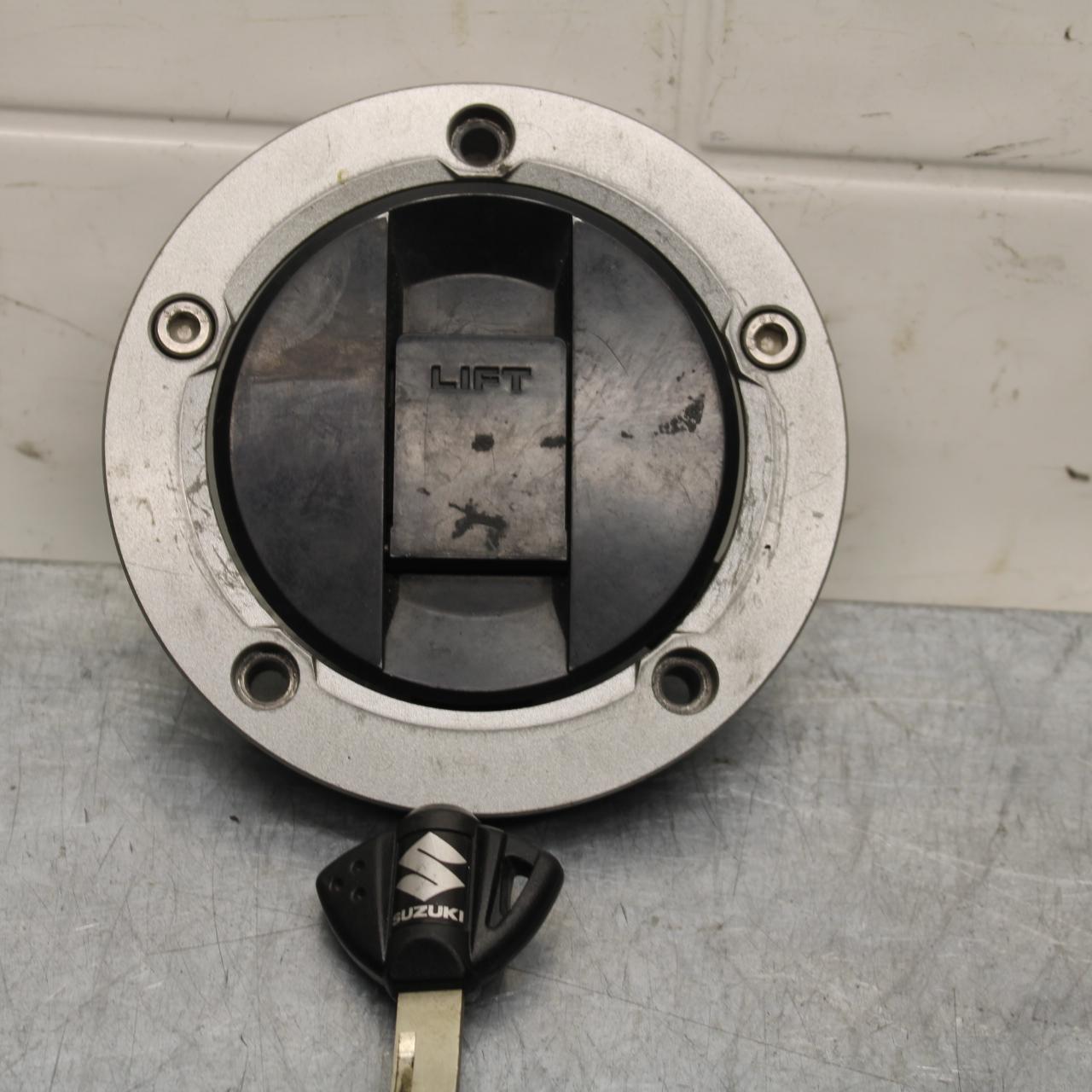 11-22 SUZUKI GSXR600 FUEL TANK GAS CAP WITH KEY BB582