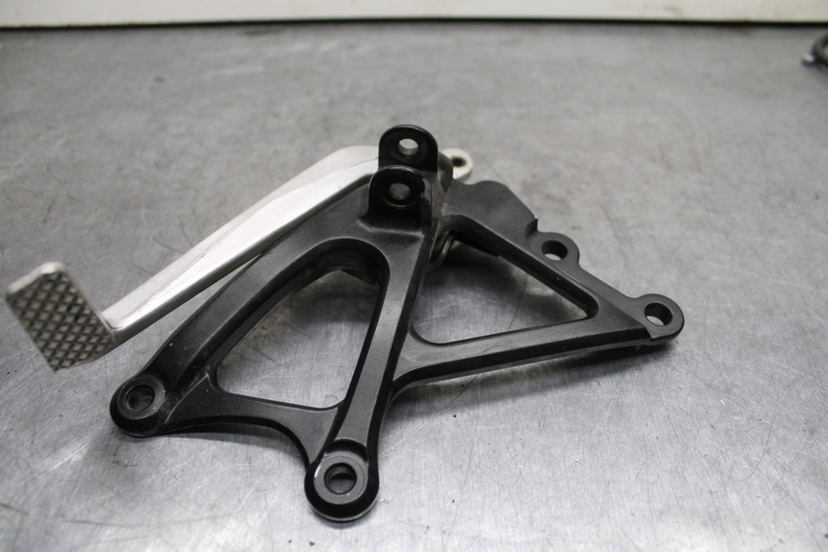 09-14 YAMAHA YZF R1 RIGHT REARSET REAR SET DRIVER FOOT PEG REST STOP BB118