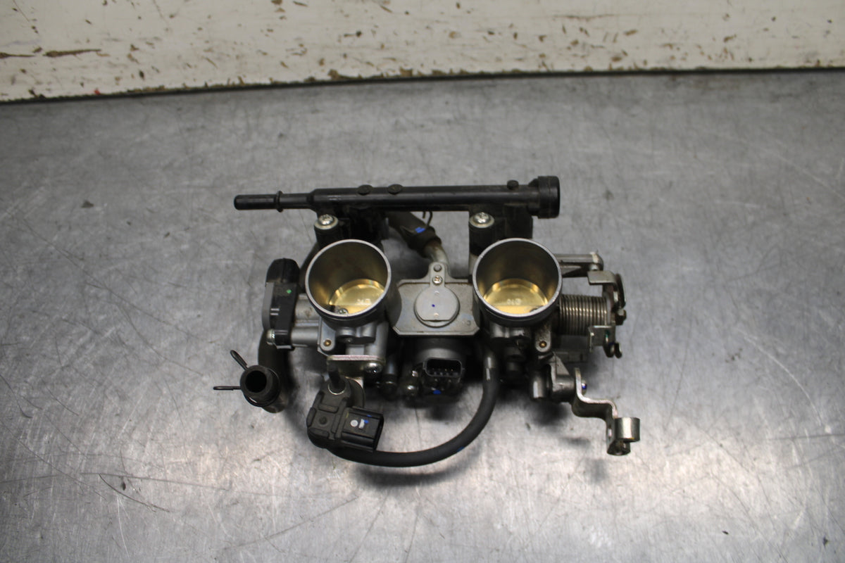 24 KAWASAKI NINJA 500 ABS MAIN FUEL INJECTORS / THROTTLE BODIES BB744
