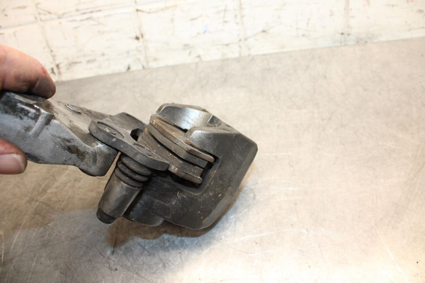 2001 Kawasaki Ninja ZX6 ZX600E REAR BACK BRAKE CALIPER W MOUNT BRACKET BB547