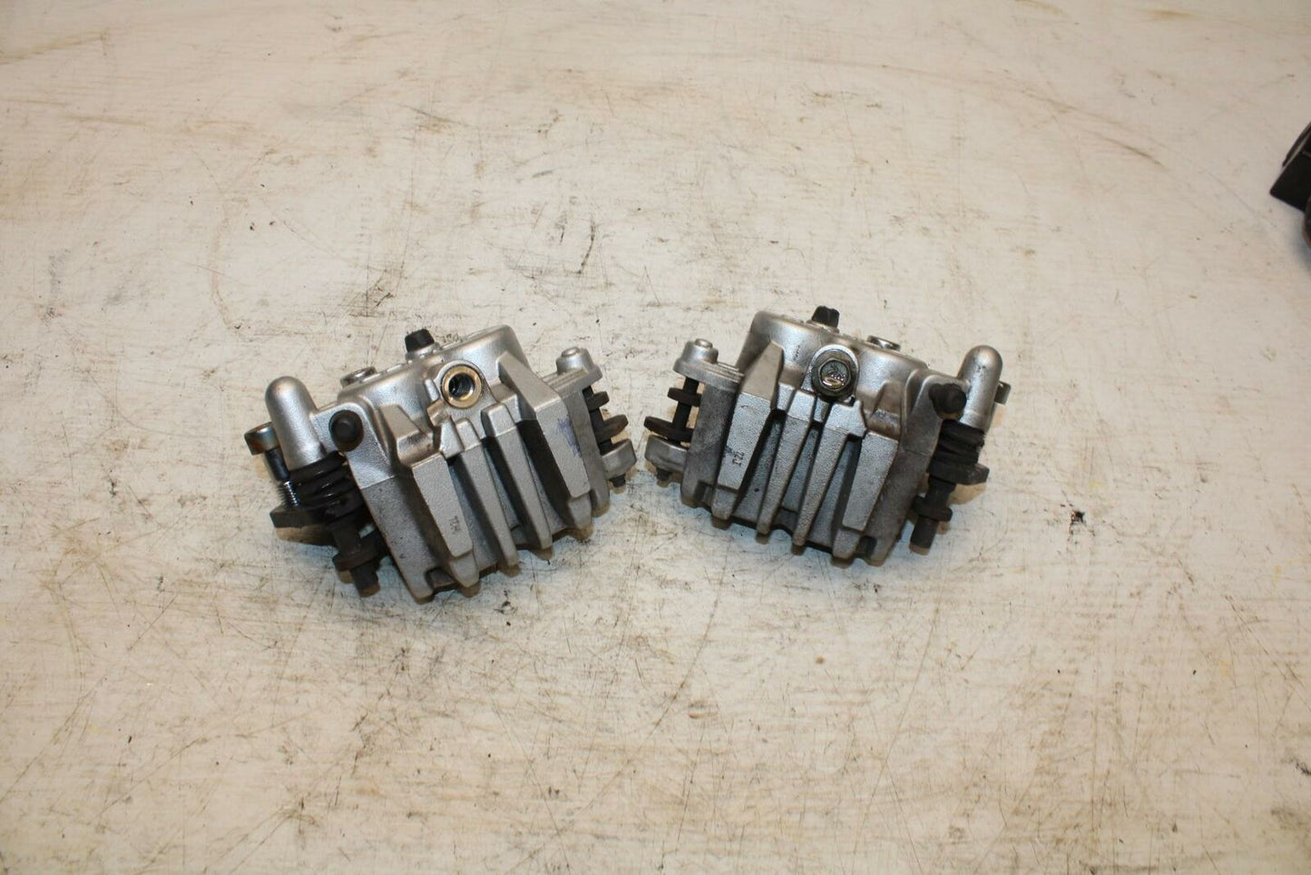 05-09 SUZUKI BOULEVARD C90 RIGHT LEFT FRONT BRAKE CALIPER SET PAIR BB357 