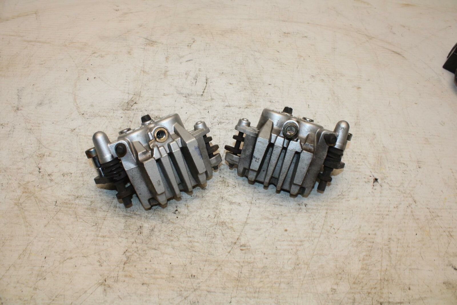 05-09 SUZUKI BOULEVARD C90 RIGHT LEFT FRONT BRAKE CALIPER SET PAIR BB357 