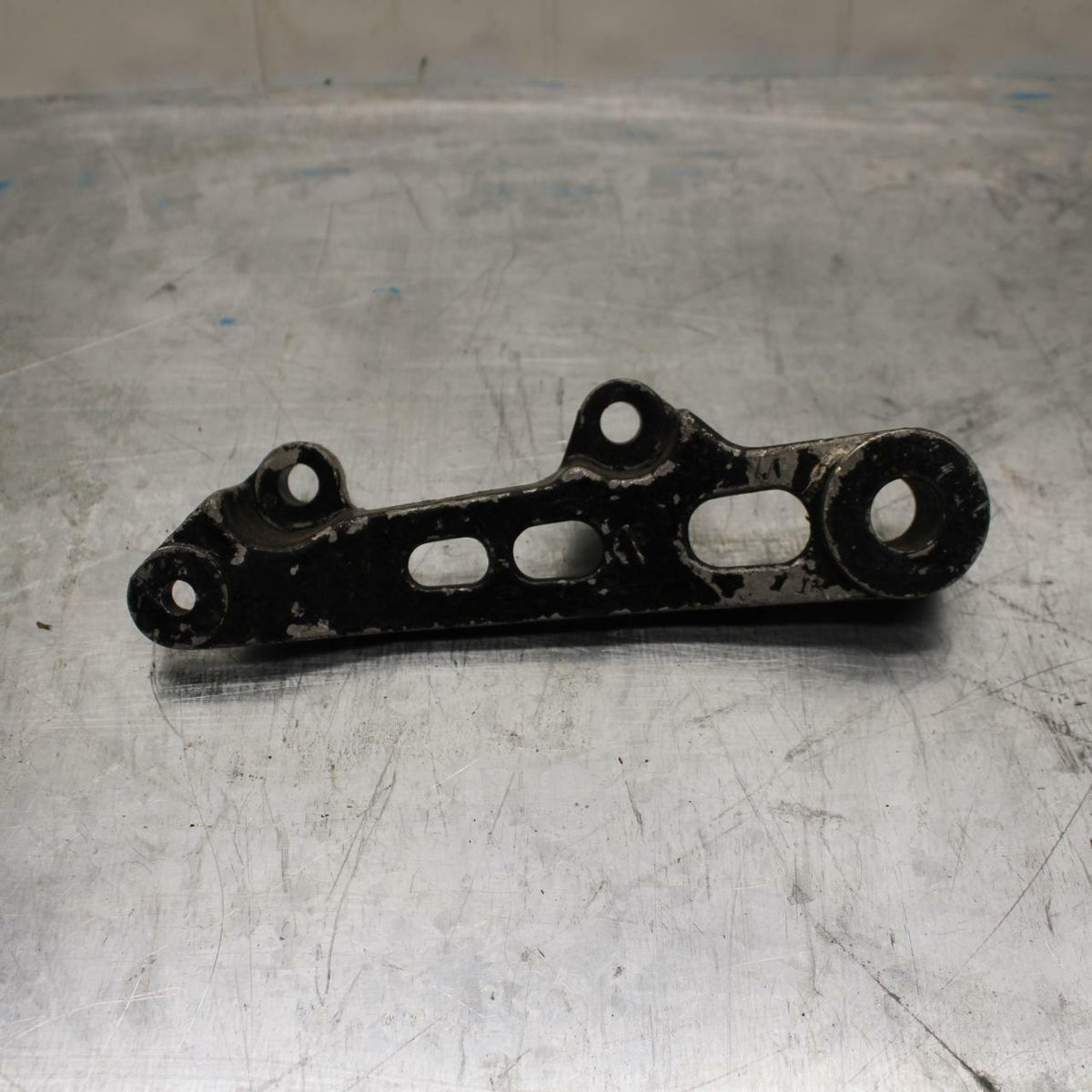 85 YAMAHA RZ500 REAR BRAKE CALIPER HANGER BACK MOUNTING BRACKET BB27 A