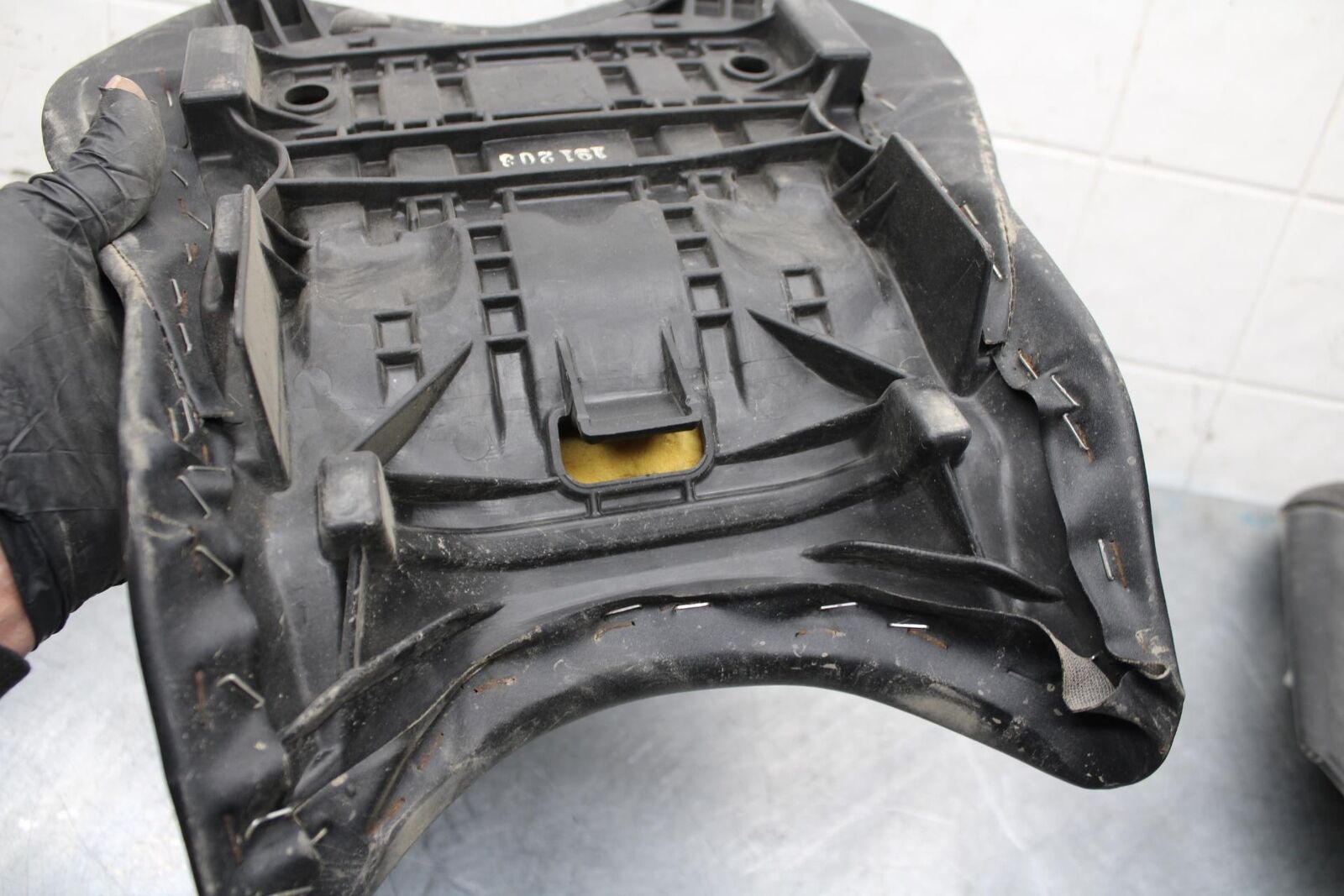 2006 Yamaha YZF R6 FRONT DRIVERS SEAT PAD SADDLE PILLION 2C0-24710-00-00 BB560