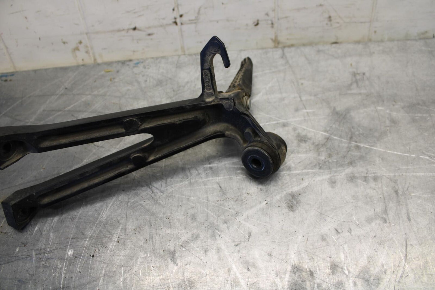 15-21 SUZUKI GSXR600 RIGHT REAR BACK PASSENGER PEG BB463