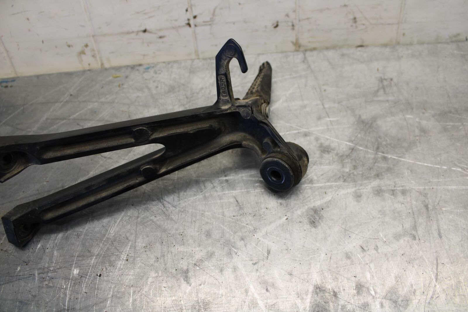 15-21 SUZUKI GSXR600 RIGHT REAR BACK PASSENGER PEG BB463
