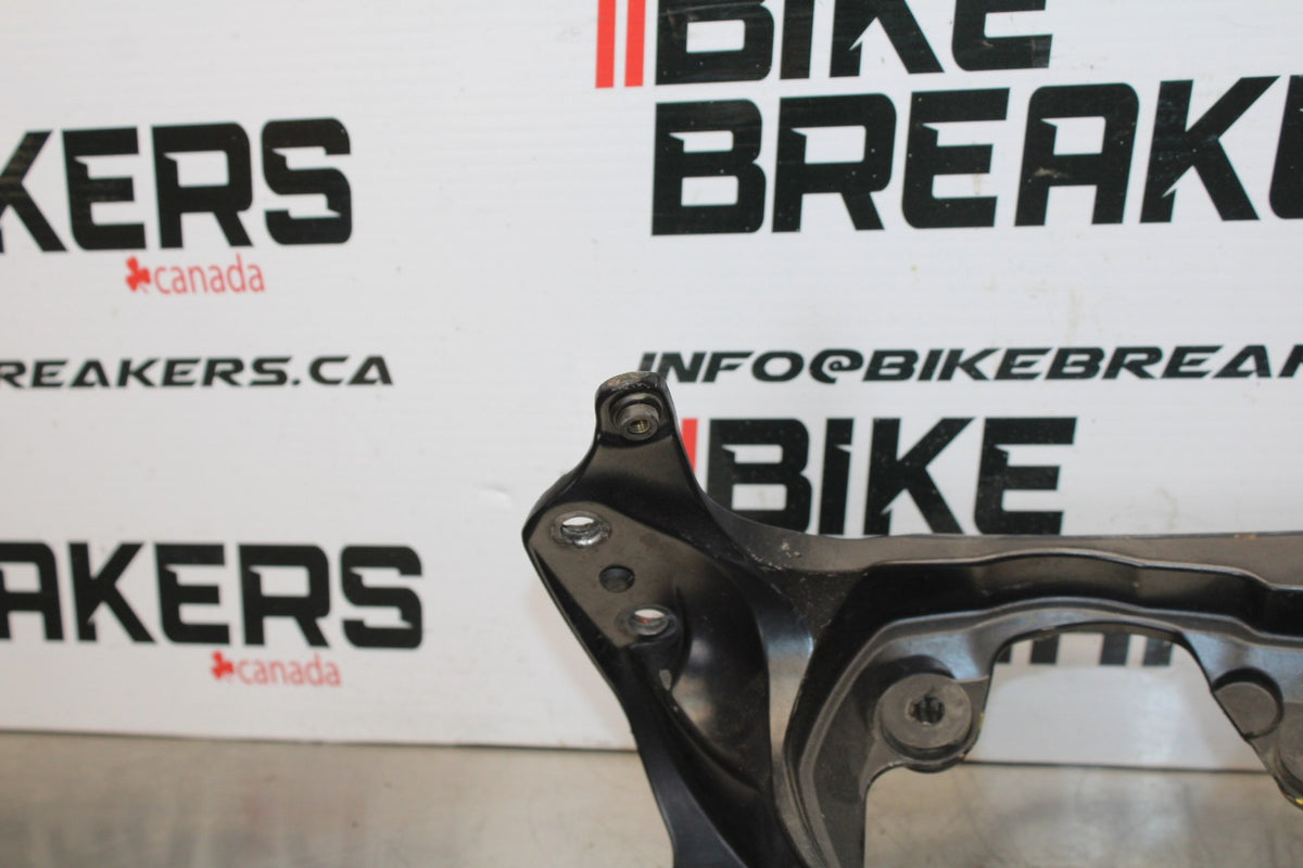 06-07 SUZUKI GSXR 600 UPPER FAIRING MIRROR GAUGES STAY BRACKET BB178