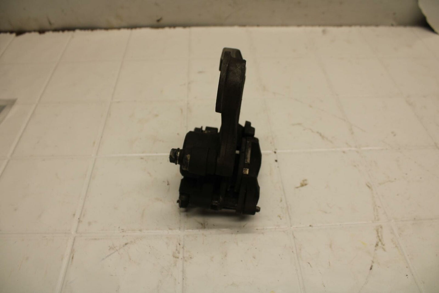 08-16 YAMAHA YZF R6 REAR BACK BRAKE CALIPER W MOUNT BRACKET BB406