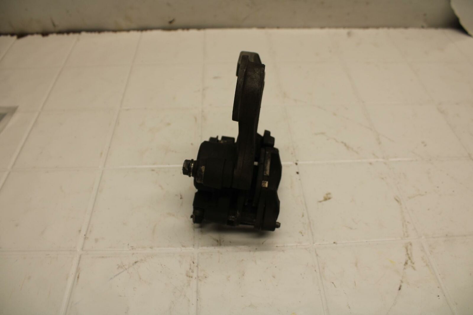 08-16 YAMAHA YZF R6 REAR BACK BRAKE CALIPER W MOUNT BRACKET BB406
