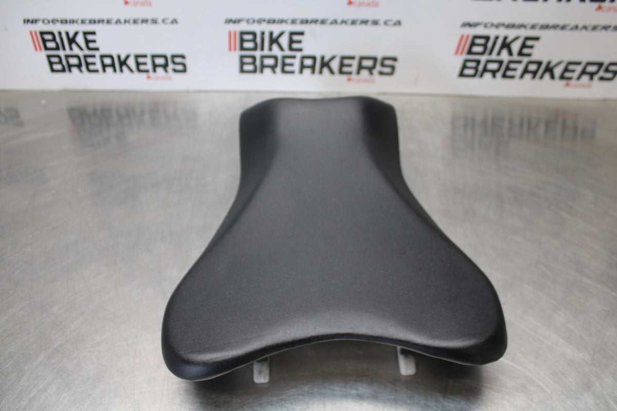 08-10 SUZUKI GSXR 600 FRONT DRIVERS SEAT PAD SADDLE PILLION BB202
