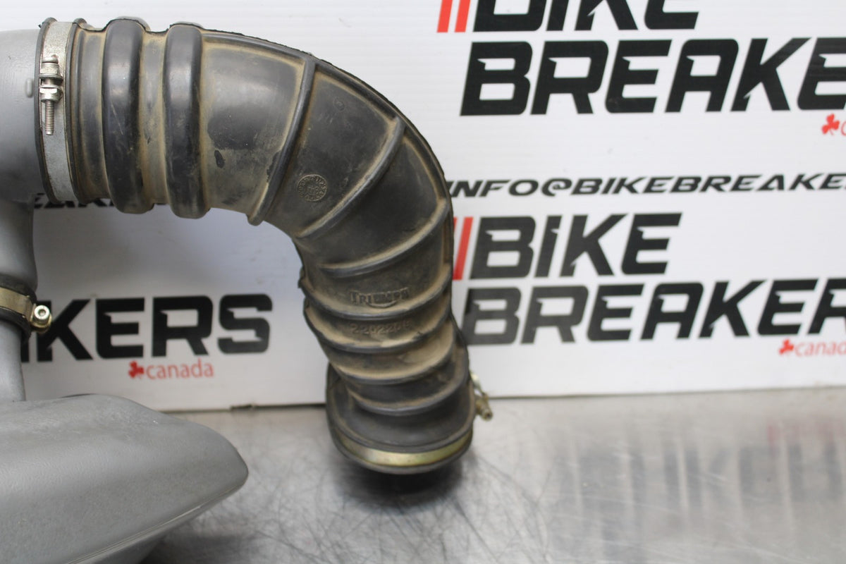 05 TRIUMPH ROCKET III AIR INTAKE DUCT TUBE BB186